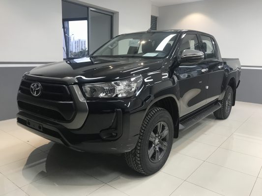 xe-hilux-at-mau-den
