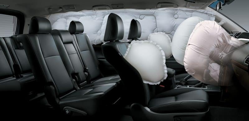 Toyota Land Cruiser Prado trang bị 7 túi khí an toàn: gồm 2 túi khí phía trước, 2 túi khí rèm, 2 túi khi bên hông phía trước, 1 túi khí đầu gối người lái giúp bảo vệ người lái và hành khách trên xe trong trường hợp không may xảy ra va chạm.